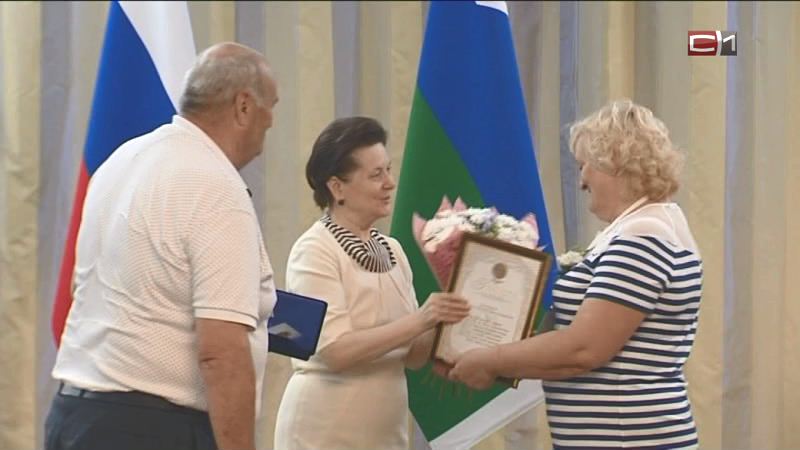 Наталья Комарова вручила медали «За любовь и верность» супружеским парам Югры