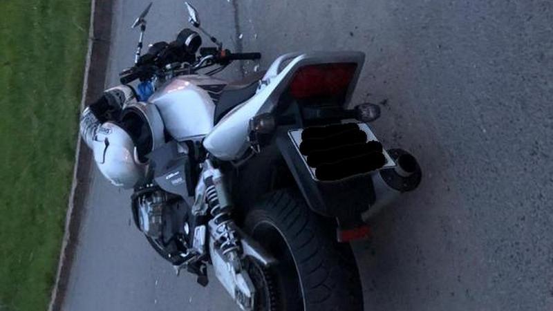 В Югре «КАМАЗ» врезался в мотоцикл, на котором ехали мужчина и девушка