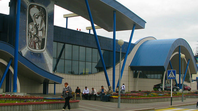 На территории аэропорта Сургута полицейские оградили местность из-за подозрительной сумки