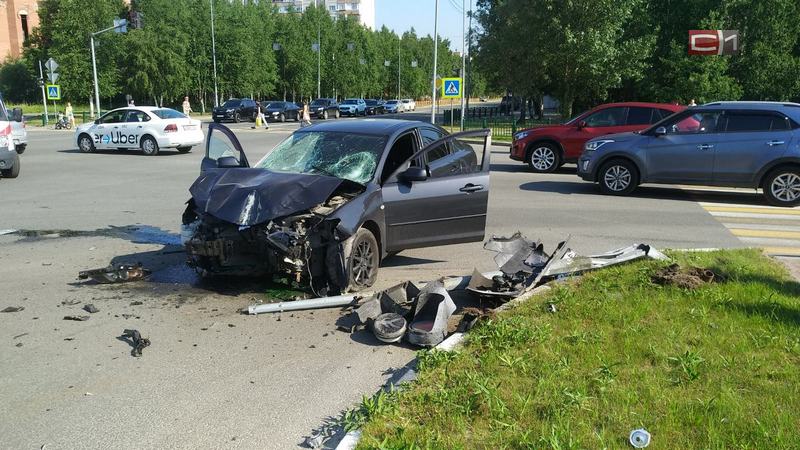 В Сургуте иномарка сбила двух женщин на перекрестке. ФОТО