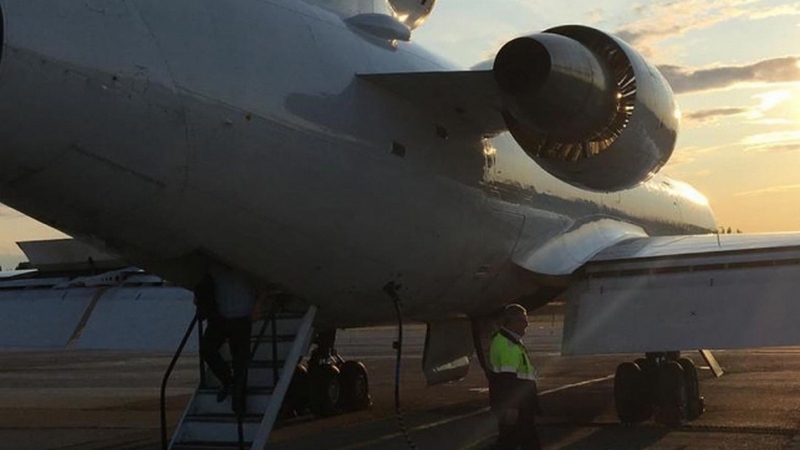 В аэропорту Саратова самолет, прилетевший из Сургута, выкатился за взлетную полосу