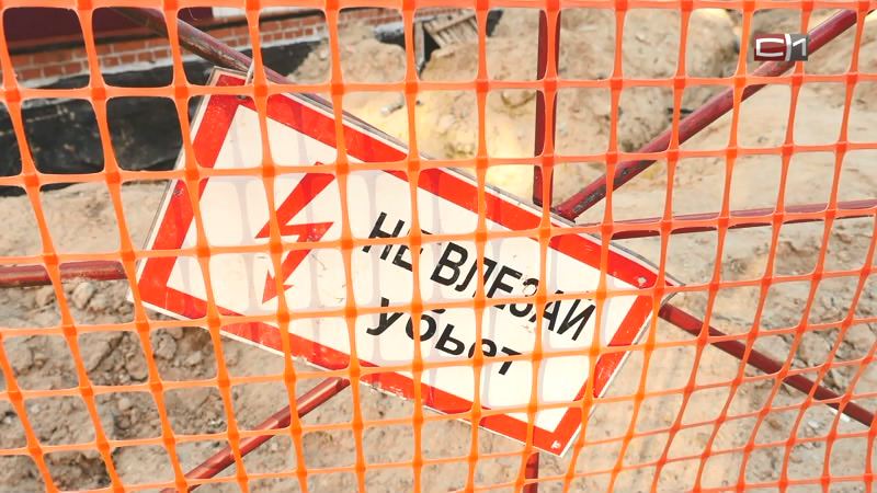 «Не влезай — убьет!» Жителей сургутской пятиэтажки держат в страхе высоковольтные провода