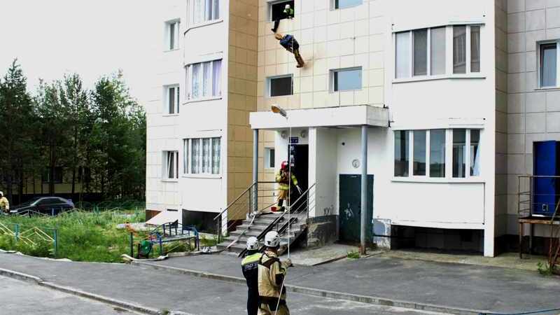 Дом горел, но условно. В жилом здании в Сургутском районе прошли пожарные учения