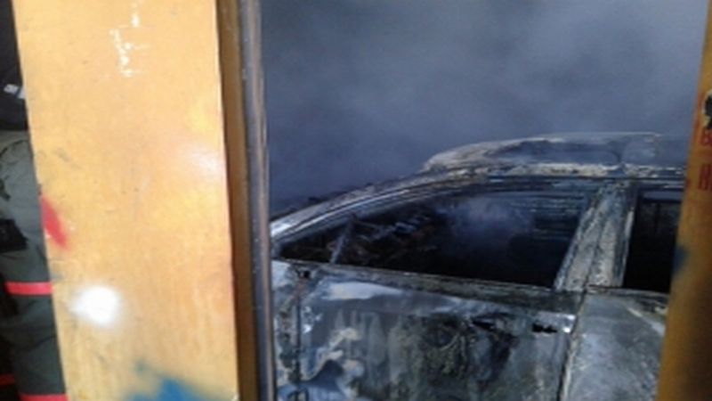 В Сургуте на Нефтеюганском шоссе загорелся отечественный автомобиль