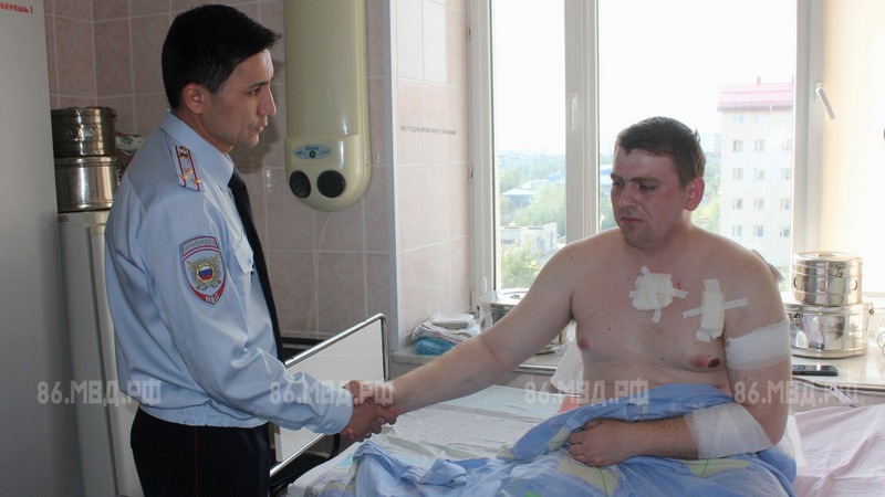 Начальник сургутской полиции посетил раненого во вчерашнем происшествии сотрудника. ВИДЕО