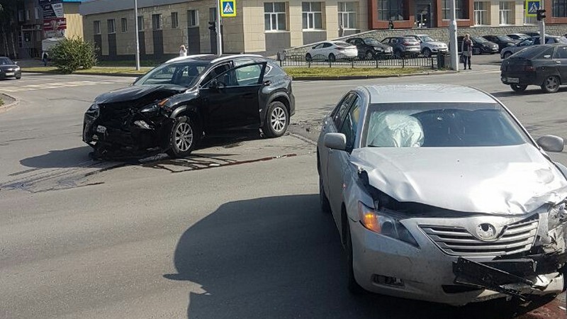 Третий лишний. В Сургуте водитель Mercedes спровоцировал ДТП и скрылся с места аварии. ВИДЕО