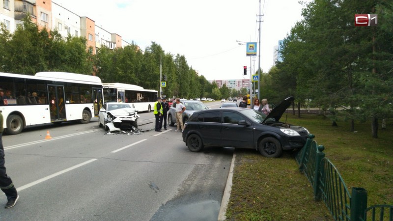 Куда спешим? В Сургуте два дня подряд утром происходят ДТП с пострадавшими 