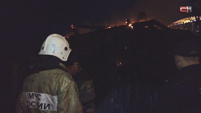 Вспыхнул как спичка: из-за чего в Сургуте сгорел деревянный жилой дом 