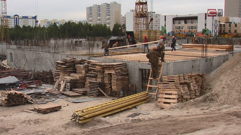 Власти Сургута просят жителей, недовольных ночным шумом, понять строителей школы