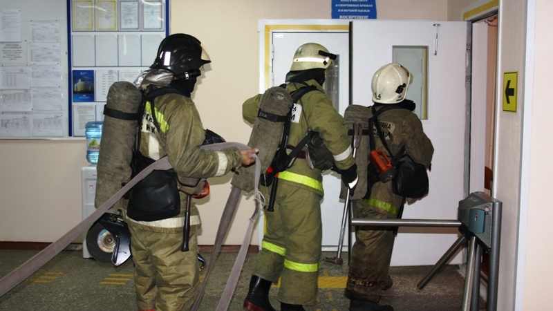 Тяжело в учении — легко на выезде. Сургутские пожарные «тушили» институт нефти и газа