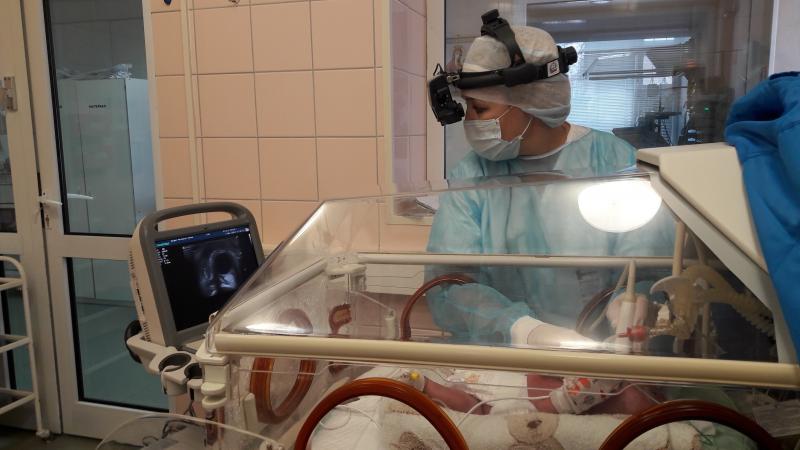 Врачи сургутского перинатального центра спасли зрение недоношенному малышу