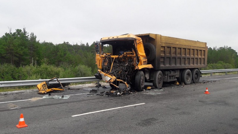В Югре на трассе Сургут-Лянтор произошло ДТП с участием двух грузовиков