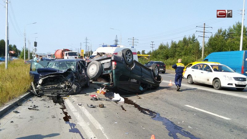 Массовая авария в Сургуте на Нефтеюганском шоссе: четверо пострадавших. ФОТО