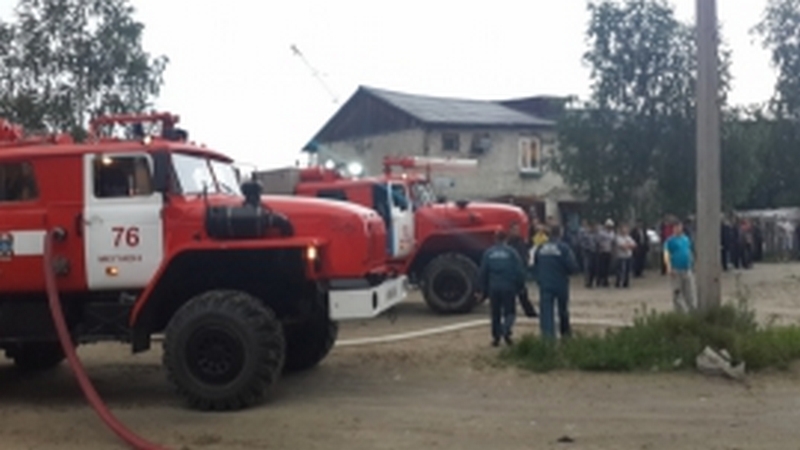 В Югре из горящего дома спасатели эвакуировали более 20 жильцов