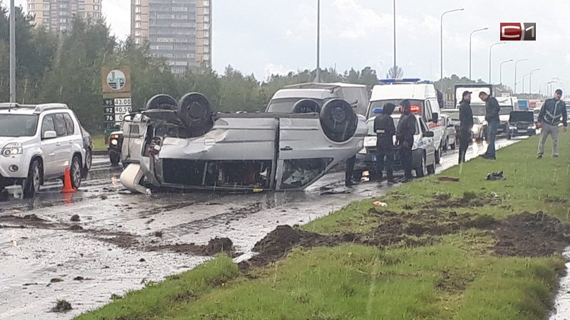 В Сургуте возле «Ауры» в результате аварии перевернулся микроавтобус. ФОТО