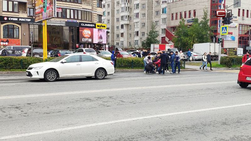 Ехал на красный. В Сургуте иномарка сбила девушку на пешеходном переходе. ФОТО
