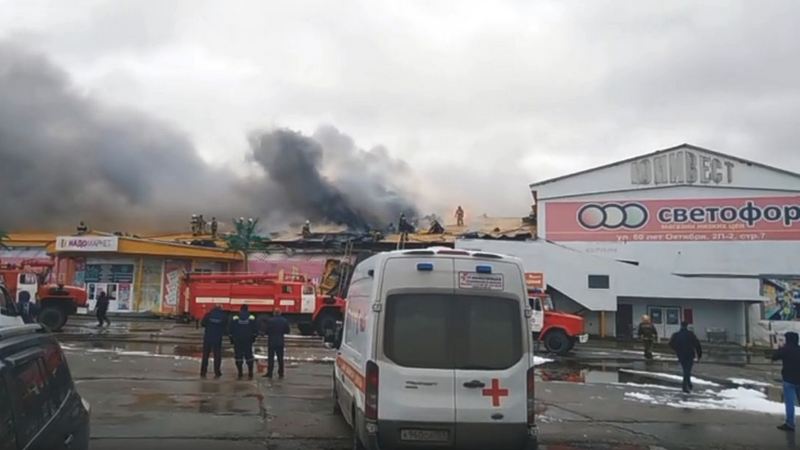 В Нижневартовске горит здание магазинов «Надомаркет» и «Светофор»