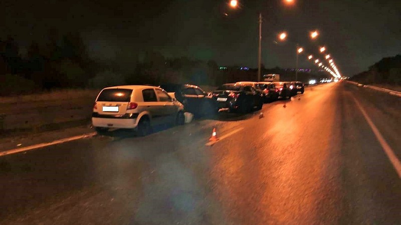 6 пострадавших: массовая авария под Сургутом «собрала» сразу 6 машин
