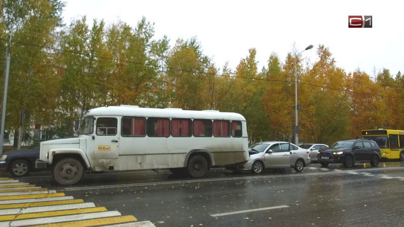 В Сургуте иномарка врезалась в автобус прямо на пешеходном переходе