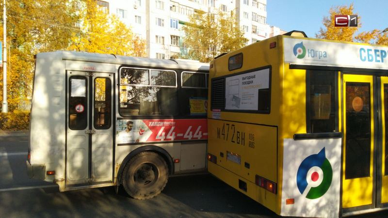 Два пассажирских автобуса попали в ДТП на центральной улице Сургута