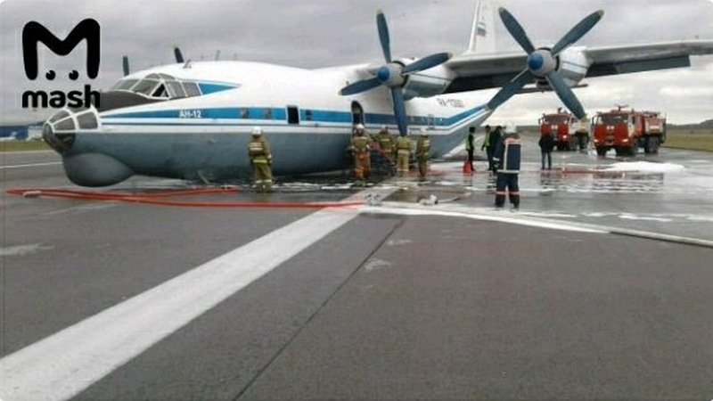 Без шасси приземлился военный самолет Ан-12 в аэропорту Кольцово