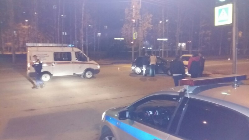 В Сургуте столкнулись две иномарки. В аварии пострадали три человека. ФОТО