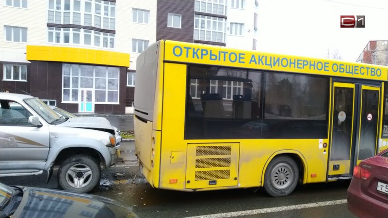 В Сургуте пикап въехал в пассажирский автобус, стоявший на светофоре