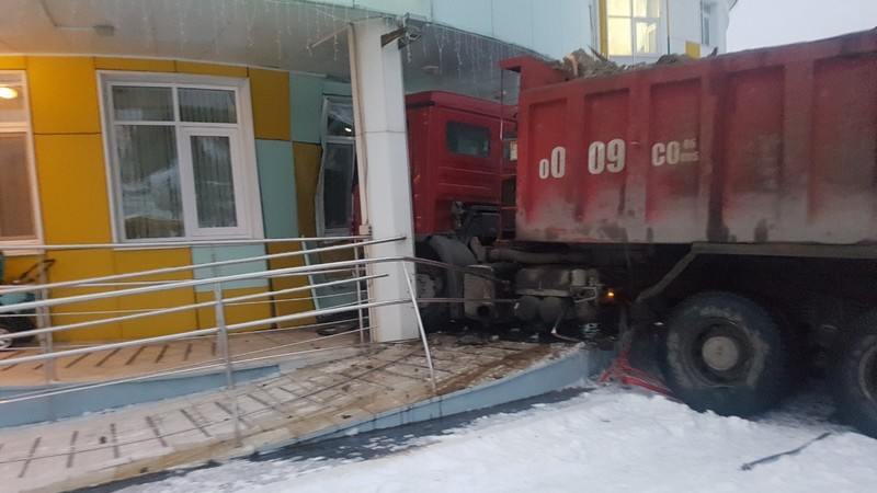 В Ханты-Мансийске грузовик на полном ходу влетел в стену детского сада. ВИДЕО