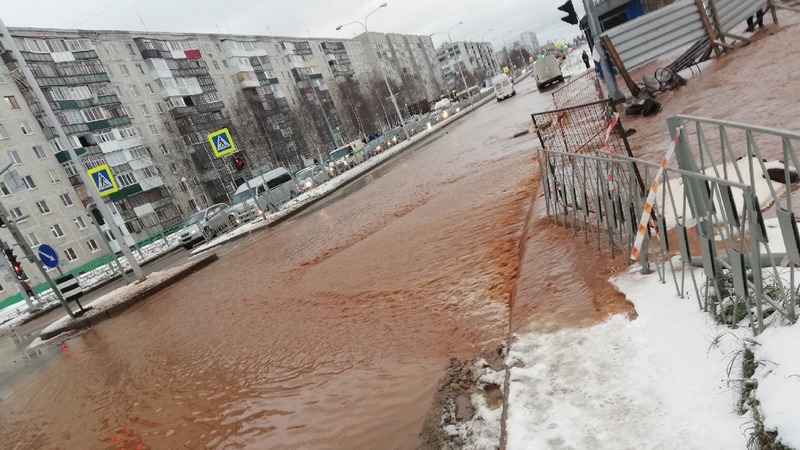 В Нижневартовске из-за порыва трубопровода дороги ушли под воду 