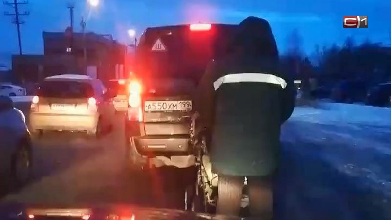 В Сургуте мужчина прогуливался с детской коляской прямо в потоке машин
