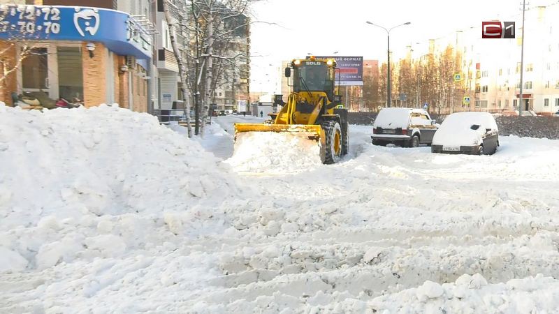 Снег побеждает. Коммунальщики Сургута не успевают очищать дворы