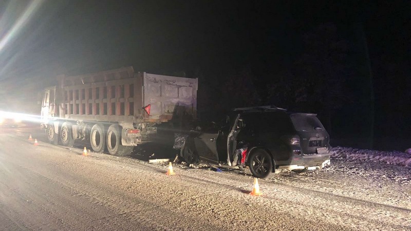 В Югре машина врезалась в припаркованный грузовик, водитель погиб