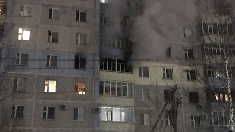5 человек спасли пожарные из горящей квартиры в Нефтеюганске
