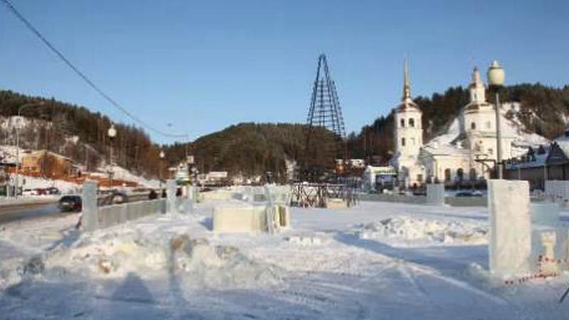 Из-за резкого перепада температуры в Югре разрушился ледовый городок