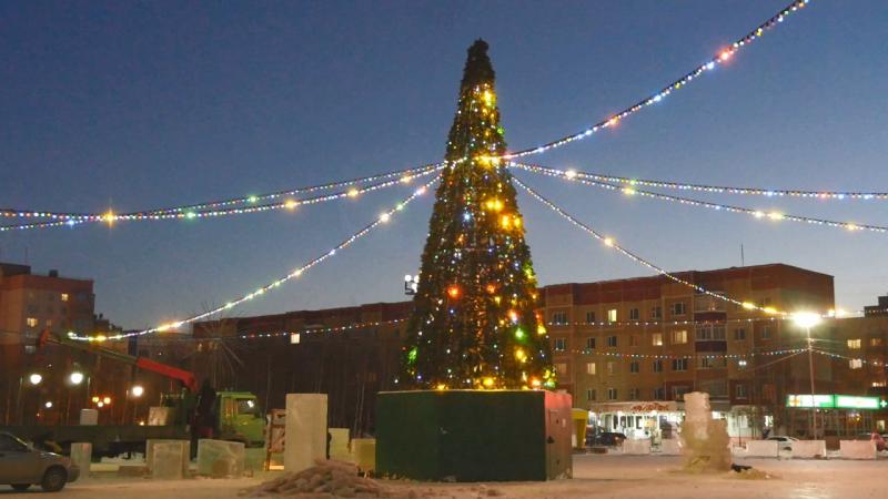 В Лянторе украсили городскую елку и запустили новогоднюю иллюминацию
