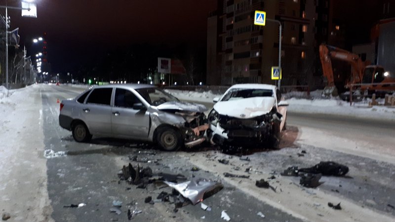 В ДТП с тремя автомобилями в Сургуте пострадали три человека