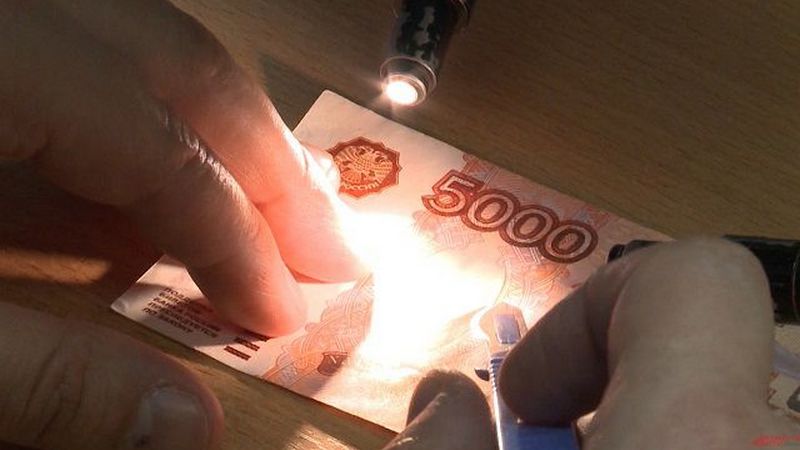 В одном из сургутских банков кассир обнаружил 5-тысячную фальшивку