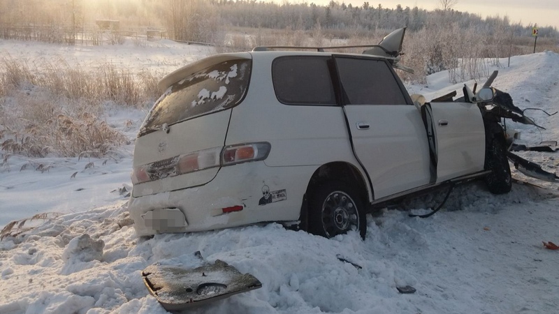 В Югре при столкновении с КамАЗом погиб водитель легковушки