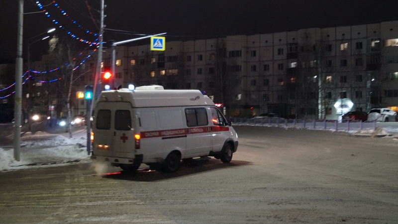 В Нефтеюганске из окна восьмого этажа выпала 11-летняя девочка