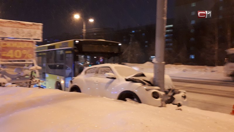 В Сургуте автобус с пассажирами врезался в иномарку. Есть пострадавшие