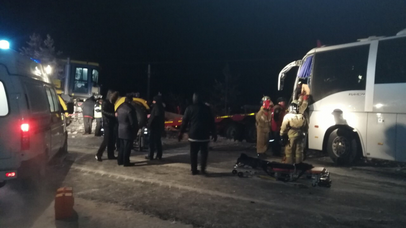 12 пострадавших: в Югре столкнулись вахтовый автобус с грузовиком. ВИДЕО