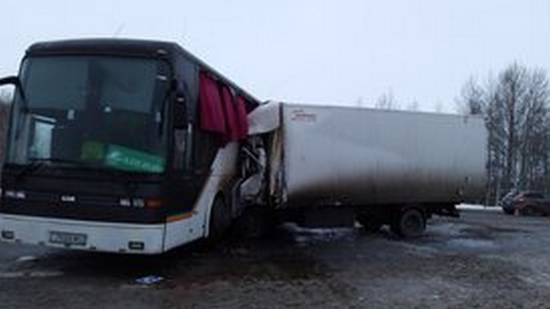 Уголовное дело завели по факту столкновения автобуса и грузовика в Тюменской области