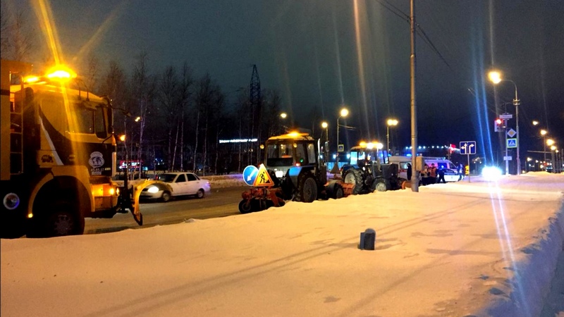 В Сургуте «Лада» врезалась в снегоуборочный трактор