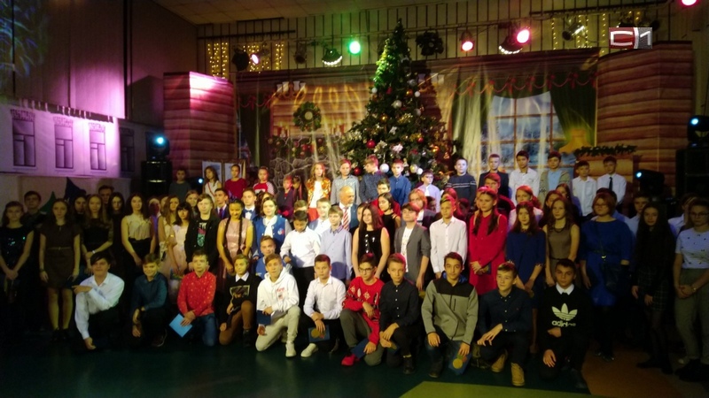 Рождественскую елку главы Сургута посетили 300 юных горожан