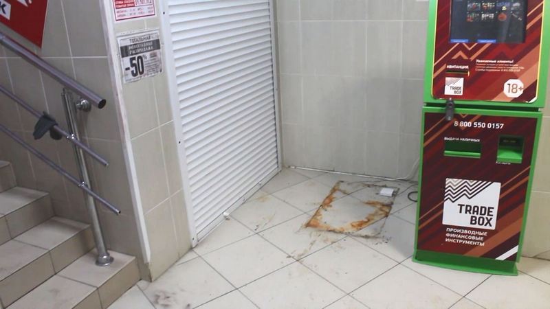 В Югре четверо преступников украли банкомат из торгового центра. ВИДЕО