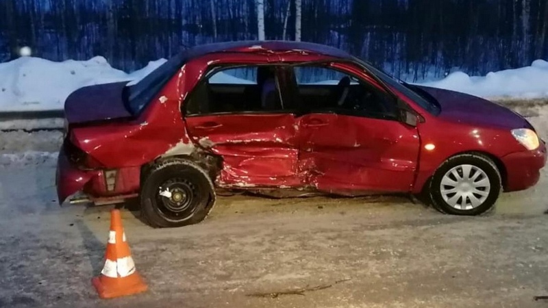 Развернулся. В аварии на трассе в Югре пострадали водители двух автомобилей