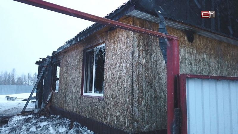 В Сургуте, пытаясь спасти свои вещи, хозяин мешал пожарным тушить дом