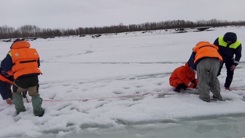На озере в Сургутском районе чуть не замерзли четыре рыбака