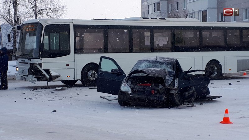 Водителя зажало в салоне. В Сургуте «Лада» столкнулась с автобусом. ФОТО