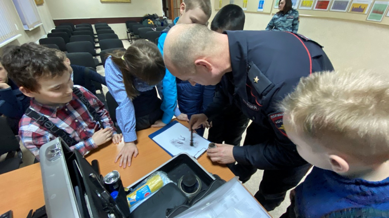 В ОМВД Сургутского района провели экскурсию для детей с ограниченными возможностями